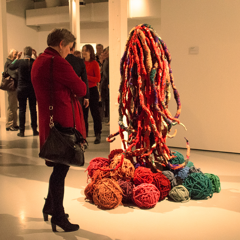 Visitor in front of the sculpture "Wild Ropes", 2013; synthetic fibers, linen and wool
